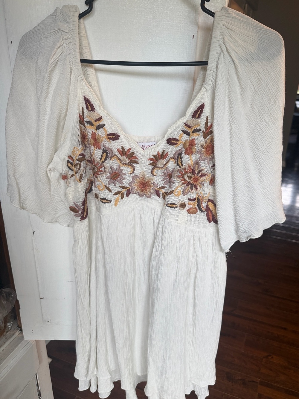Bootbarn White Embroidered Floral Cotton Dress